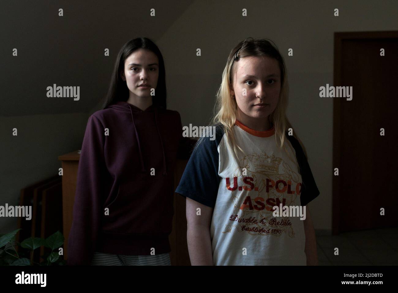 Maria e Lena sono due giovani studenti della città di Odessa, Ucraina, rifugiati in un centro di assistenza a Chisinau. Decine di famiglie sfollate dalla guerra in Ucraina hanno trovato un luogo di rifugio e riposo all'interno di un complesso turistico in Moldavia. L'hotel chiamato Costesti si trova a soli 30 chilometri da Chisinau, la capitale. I suoi servizi sono spaziosi e dispongono di sale private, sale comuni e aree per passeggiate. Questo luogo divenne una piccola oasi nel mezzo del caos e della violenza che hanno costretto queste famiglie a lasciare le loro case. Grazie al sostegno dei proprietari e dei donatori privati che maintai Foto Stock Maria e Lena sono due giovani studenti della città di Odessa, Ucraina, rifugiati in un centro di assistenza a Chisinau. Decine di famiglie sfollate dalla guerra in Ucraina hanno trovato un luogo di rifugio e riposo all'interno di un complesso turistico in Moldavia. L'hotel chiamato Costesti si trova a soli 30 chilometri da Chisinau, la capitale. I suoi servizi sono spaziosi e dispongono di sale private, sale comuni e aree per passeggiate. Questo luogo divenne una piccola oasi nel mezzo del caos e della violenza che hanno costretto queste famiglie a lasciare le loro case. Grazie al sostegno dei proprietari e dei donatori privati che maintai Foto Stock