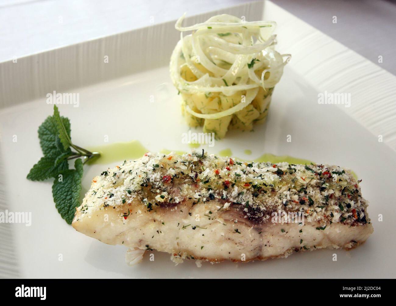 Piatti turchi tradizionali "pesce stuffato" con verdure sul piatto della cena. Foto Stock