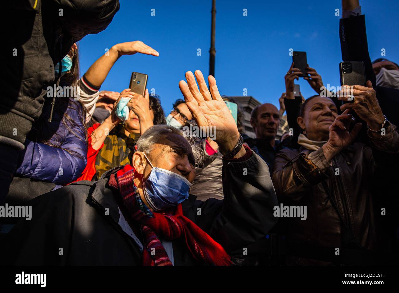 Buenos Aires, Argentina. 30th Mar 2022. I seguaci dell'ex presidente argentino Raúl Alfonsín scattano foto e ascoltano i discorsi dei leader politici durante il tributo. Omaggio all'ex presidente Raúl Alfonsín. Il Comitato Nazionale dell'Unione Civica radicale (UCR), un partito politico al quale apparteneva Alfonsín, gli ha reso omaggio al cimitero di Recoleta 13 anni dopo la sua morte. Credit: SOPA Images Limited/Alamy Live News Foto Stock