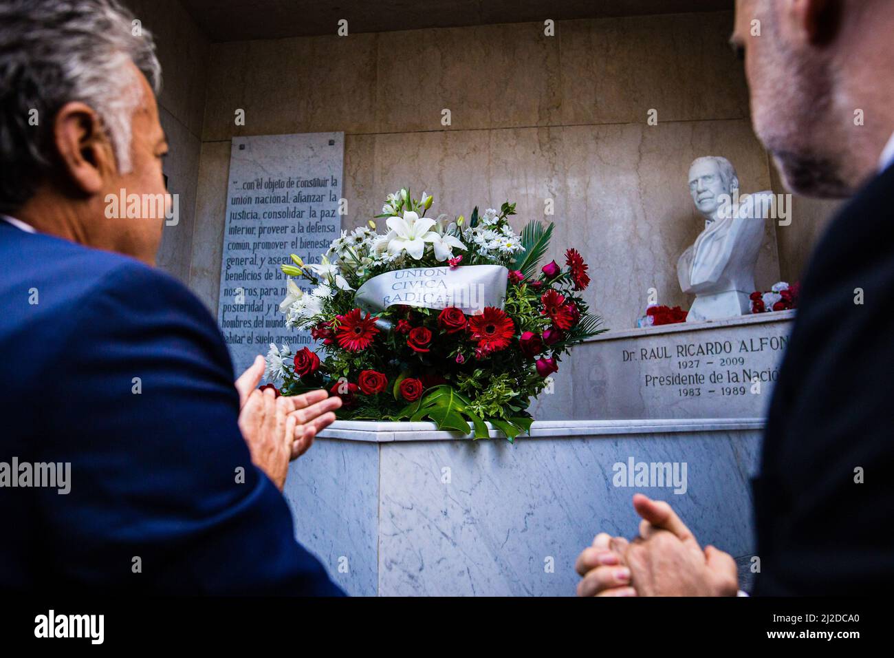 Buenos Aires, Argentina. 30th Mar 2022. Il capo del governo della città di Buenos Aires, Horacio Rodriguez Larreta, e il politico dell'Unione civica radicale (UCR), Alfredo Cornejo, applaudi davanti alla tomba dell'ex presidente argentino Raúl Alfonsín. Omaggio all'ex presidente Raúl Alfonsín. Il Comitato Nazionale dell'Unione Civica radicale (UCR), un partito politico al quale apparteneva Alfonsín, gli ha reso omaggio al cimitero di Recoleta 13 anni dopo la sua morte. Credit: SOPA Images Limited/Alamy Live News Foto Stock