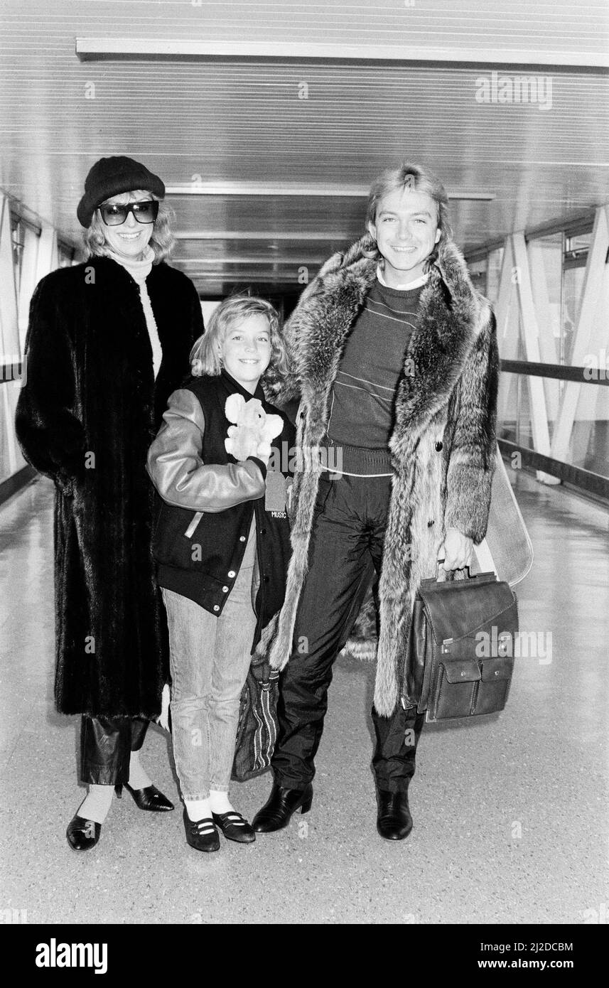 David Cassidy, cantante, attore e musicista, nel 1985. David, il suo mile Mell e la figlia di 9 anni Caroline arrivano all'aeroporto di Heathrow a Londra per una visita in Gran Bretagna. David è impostato per rilasciare il suo primo record in 8 anni, chiamato 'The Last Kiss'. David Bruce Cassidy è ampiamente noto per il suo ruolo di Keith Partridge nella sitcom musicale del 1970s The Partridge Family, che ha portato a diventare uno dei più celebrati idoli teen e cantanti pop della cultura pop del 1970s. In seguito ha avuto una carriera sia nella recitazione che nella musica. Foto scattata il 4th gennaio 1985 Foto Stock