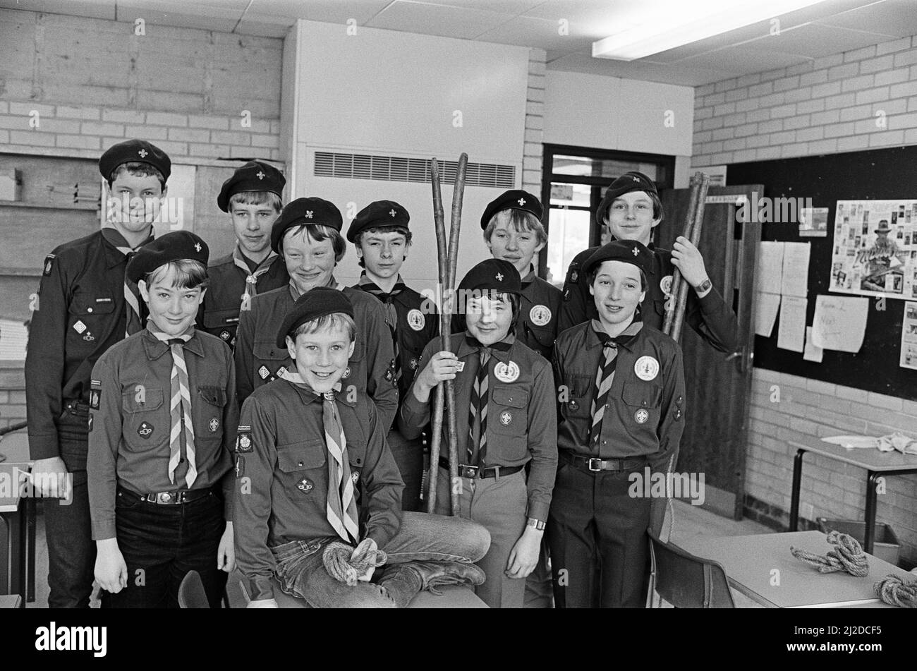 Scouts di Lepton e Crossland Moor pronti ad iniziare uno dei test durante una competizione invernale al Moor End High School. Sedici squadre di tutto lo scout¿ di tre distretti di Huddersfield hanno partecipato al concorso, che comprendeva un'ispezione e prove su carta e bussola, legge e promessa, conoscenza locale, scouting storia, primo soccorso, nuvole e condizioni meteorologiche, codice autostrada e codice paese. 9th febbraio 1985. Foto Stock