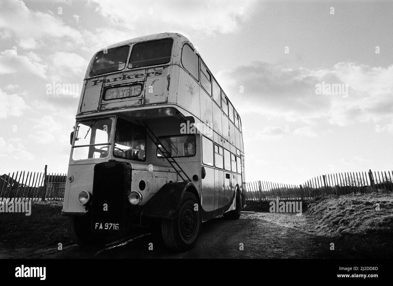 I bambini giocano sul Woosehill Play Bus, un autobus d'epoca del 1949, raffigurato il 14th gennaio 1986. Foto Stock