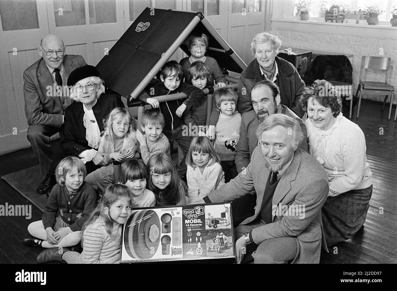 A Charity è stato attivato ¿¿fter 20 anni, così ora gli alunni della prima scuola di Denby Dale CoFe avranno un sacco di divertimento su questa nuova attrezzatura da gioco. I quattro trustee di Denby Charities hanno deciso che era tempo che qualcosa di utile è stato fatto con i soldi delle organizzazioni. 13th febbraio 1985. Foto Stock