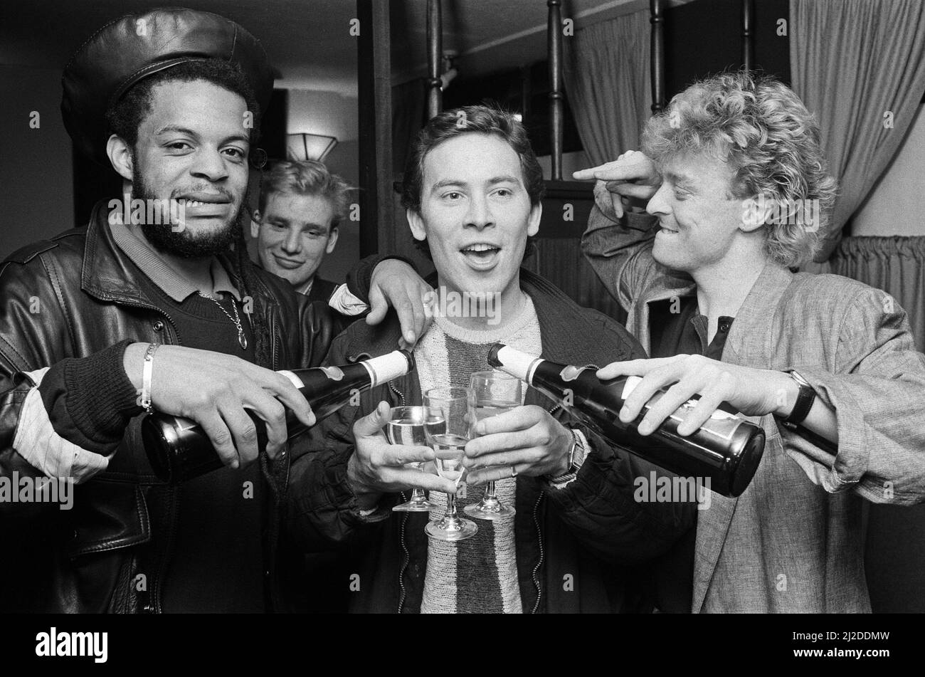 Robin Campbell (centro), chitarrista e cantante con UB40 ha raggiunto un'ambizione per tutta la vita acquistando uno dei wine bar più conosciuti della città, Beckett's of Snow Hill. 22nd gennaio 1985. Foto Stock