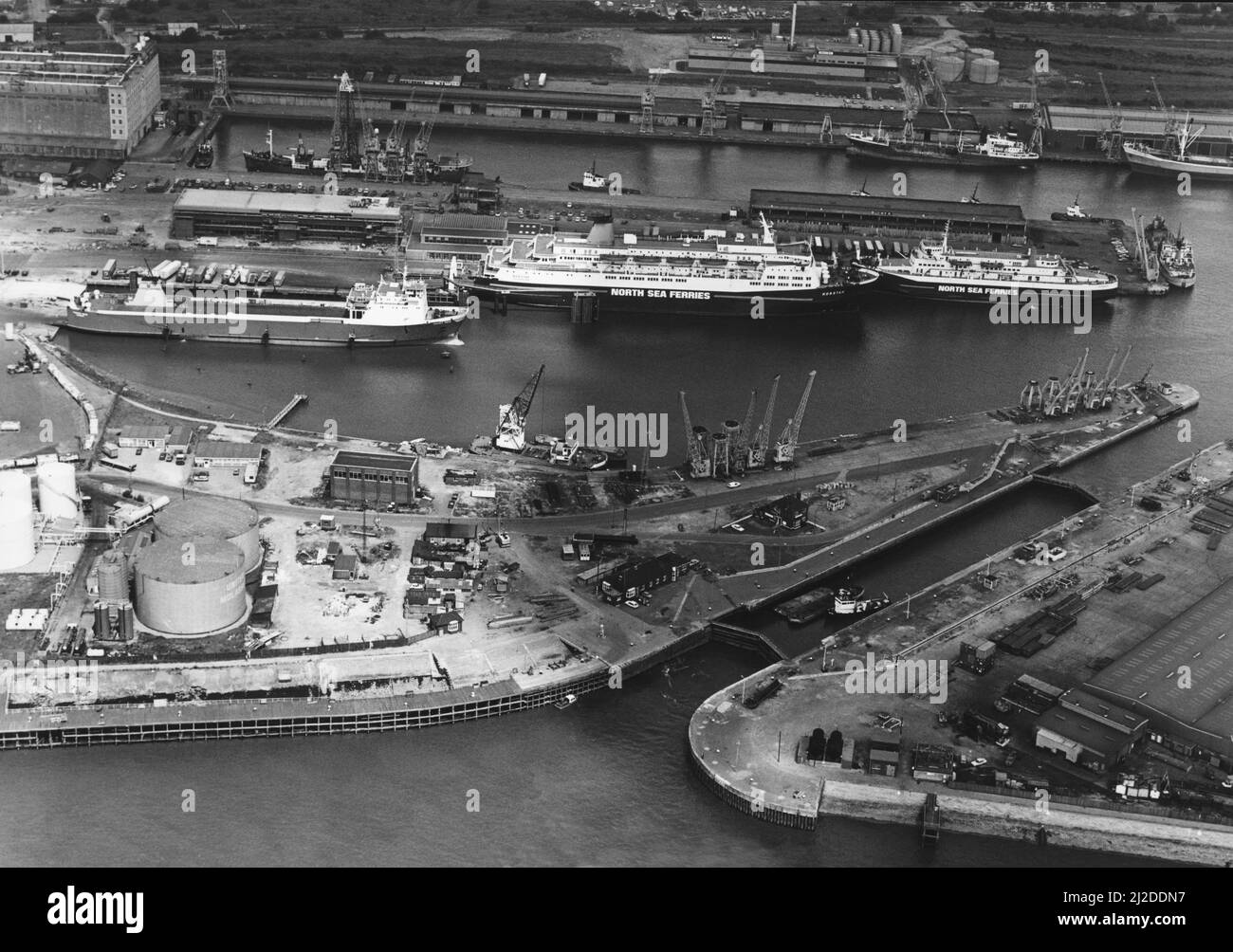 Vista aerea di King George e Queen Elizabeth Docks, Hull. Al centro della foto si trova la nave North Sea Ferries, la Norstar ormeggiata accanto al terminal dei traghetti. Circa 1985 Foto Stock