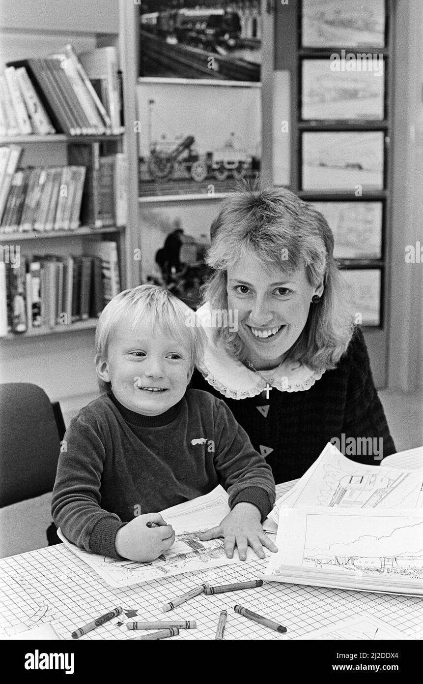 Il giovane ben Astin, di Dalton, ottiene una mano dalla madre, la signora Helen Astin, ad un evento di Collage Train presso la biblioteca per bambini di Huddersfield. È stato uno degli eventi speciali organizzati dalla Kirklees Children's Services for Children's Book Week nella zona. 12th ottobre 1985. Foto Stock