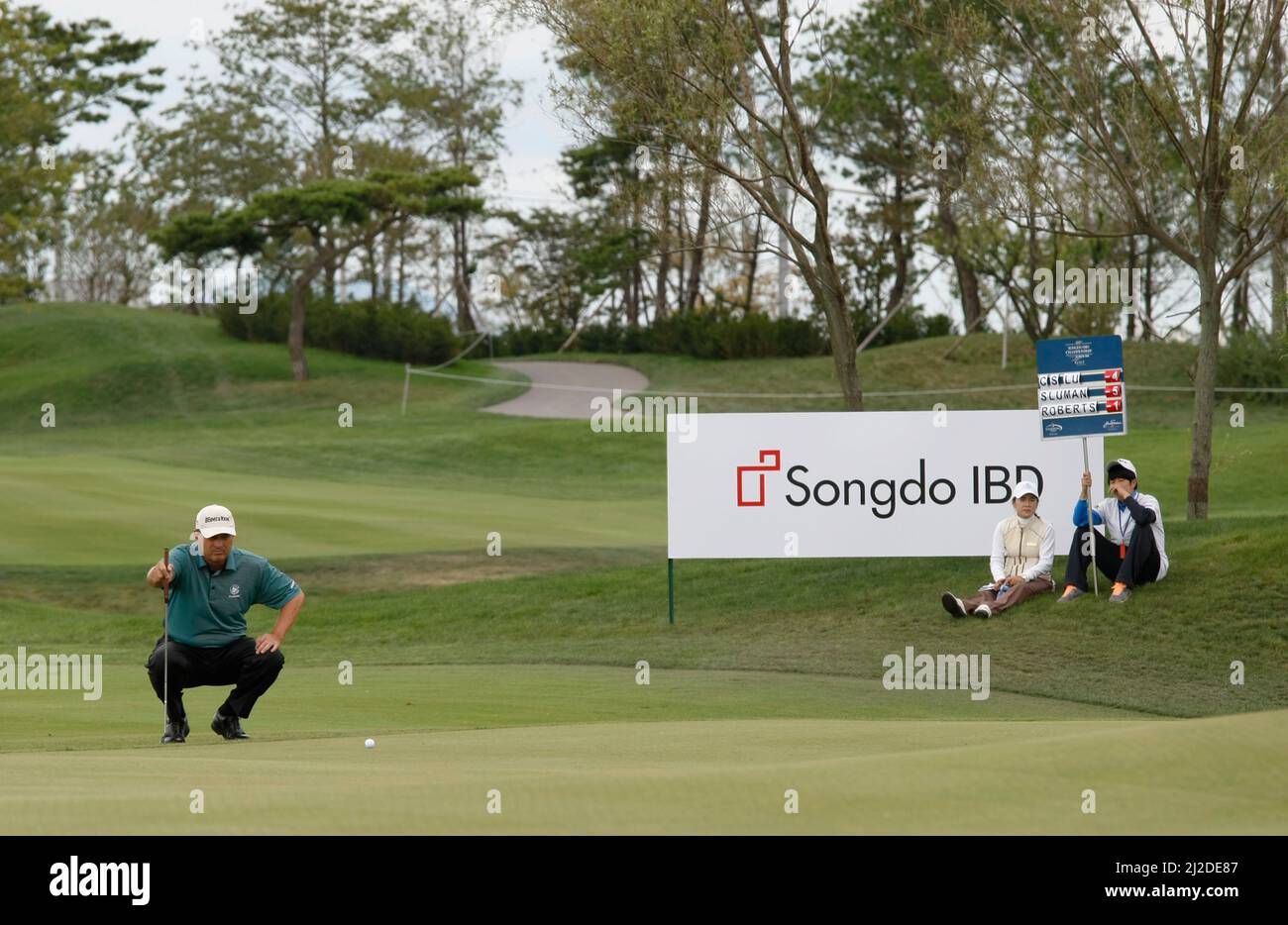 Settembre 18, 2011-Incheon, Corea del Sud-Loren Roberts degli Stati Uniti d'America, controlla la sua fila di 14th sale durante il round finale del campionato PGA Tour Songdo IBD al golf club Jack Nicklaus di Incheon il 18 settembre 2011. Foto Stock