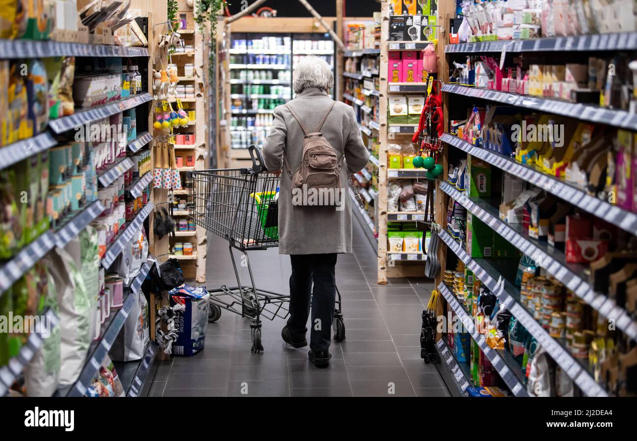 Neubiberg, Germania. 31st Mar 2022. Una donna cammina attraverso un supermercato con il suo carrello. Il 04.04.2022 l'obbligo di maschera nel supermercato deve essere omesso. Credit: Sven Hoppe/dpa/Alamy Live News Foto Stock