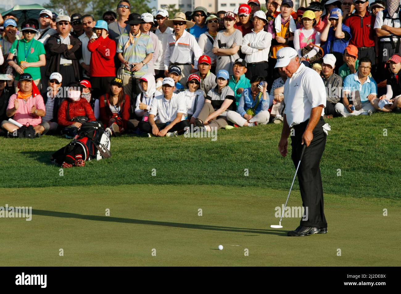 Settembre 18, 2011-Incheon, Corea del Sud-Mark o'Meara degli Stati Uniti, 18th hall putt durante il PGA Tour Songdo IBD finale round straordinario al Jack Nicklaus Golf Club di Incheon il 18 settembre 2011. Foto Stock