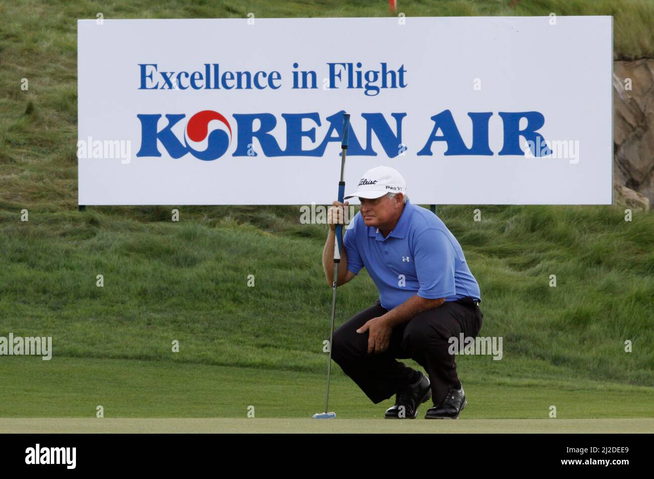 Settembre 18, 2011-Incheon, South Korea-Pter Senior of Australia, controlla la sua linea di putting di 18th hall durante il PGA Tour Songdo IBD campionato round finale al Jack Nicklaus golf club di Incheon il 18 settembre 2011. Foto Stock