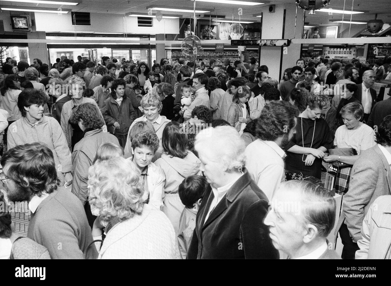 Inaugurazione, Hamleys Toy Shop, Bull Street, Birmingham, 12th ottobre 1985. Hamleys, il negozio di giocattoli più antico e più grande del mondo, apre un nuovo negozio in Bull Street (tre piani dell'ex negozio Debenhams). La nostra foto mostra grandi folle in negozio. Foto Stock