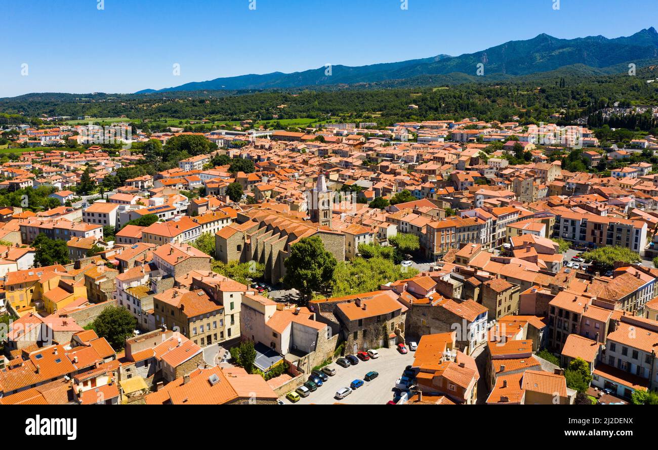 Vista del paesaggio urbano estivo di Prades, Pirinei-Orientales, Francia Foto Stock