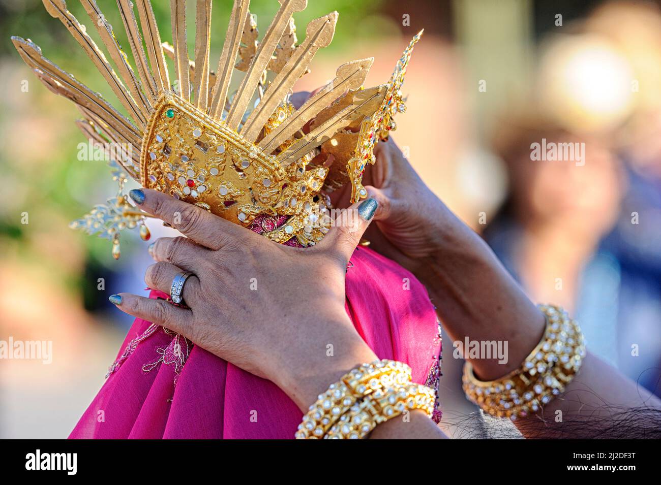 Due donne della Comunità thailandese che adeguano la corona tradizionale (apara diadem) della Thailandia Foto Stock
