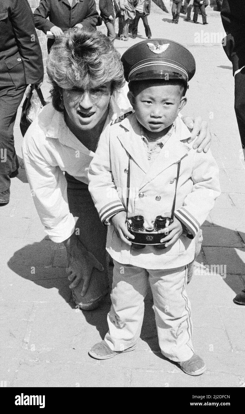 George Michael da Wham ! E un ragazzo cinese sulla Grande Muraglia della Cina, in Cina. 1985. Wham! ci siamo stati in un tour di 10 giorni. Nel 1985 la Cina si stava svegliando al mondo esterno dopo la propria Rivoluzione Culturale, e Wham! Erano la prima band occidentale a suonare nella Cina comunista. Il vero nome di George Michael è Georgios Kyriacos Panayiotou Foto scattata il 9th aprile 1985 Foto Stock
