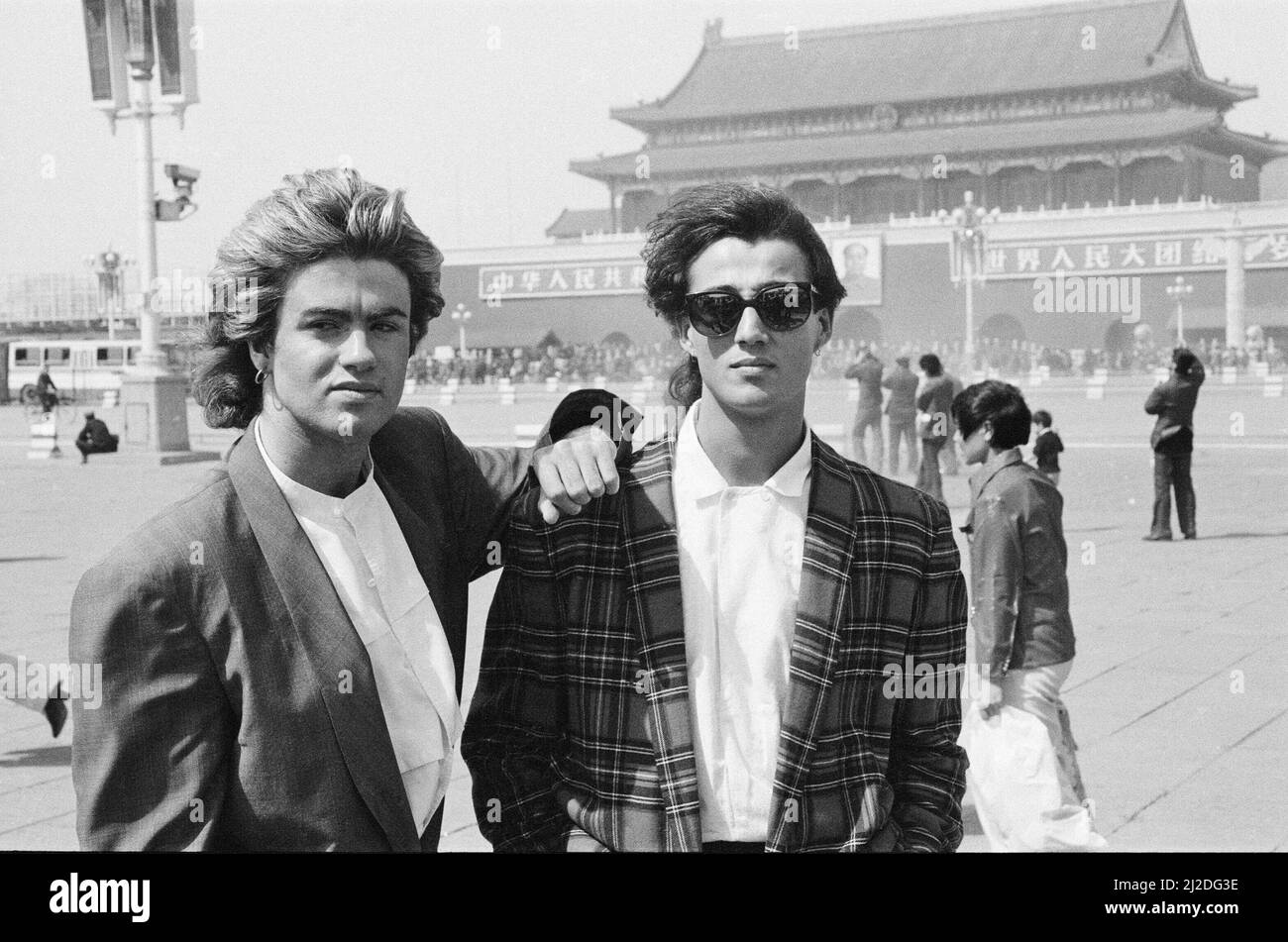 George Michael (a sinistra) e Andrew Ridgeley (a destra) da Wham ! In Cina. 1985. Wham! ci siamo stati in un tour di 10 giorni. Sono raffigurati di fronte al Palazzo Proibito in Piazza Tiananmen, Pechino nel 1985 la Cina si stava svegliando al mondo fuori dopo la propria Rivoluzione Culturale, e Wham! Erano la prima band occidentale a suonare nella Cina comunista. Il vero nome di George Michael è Georgios Kyriacos Panayiotou Foto scattata il 9th aprile 1985 Foto Stock