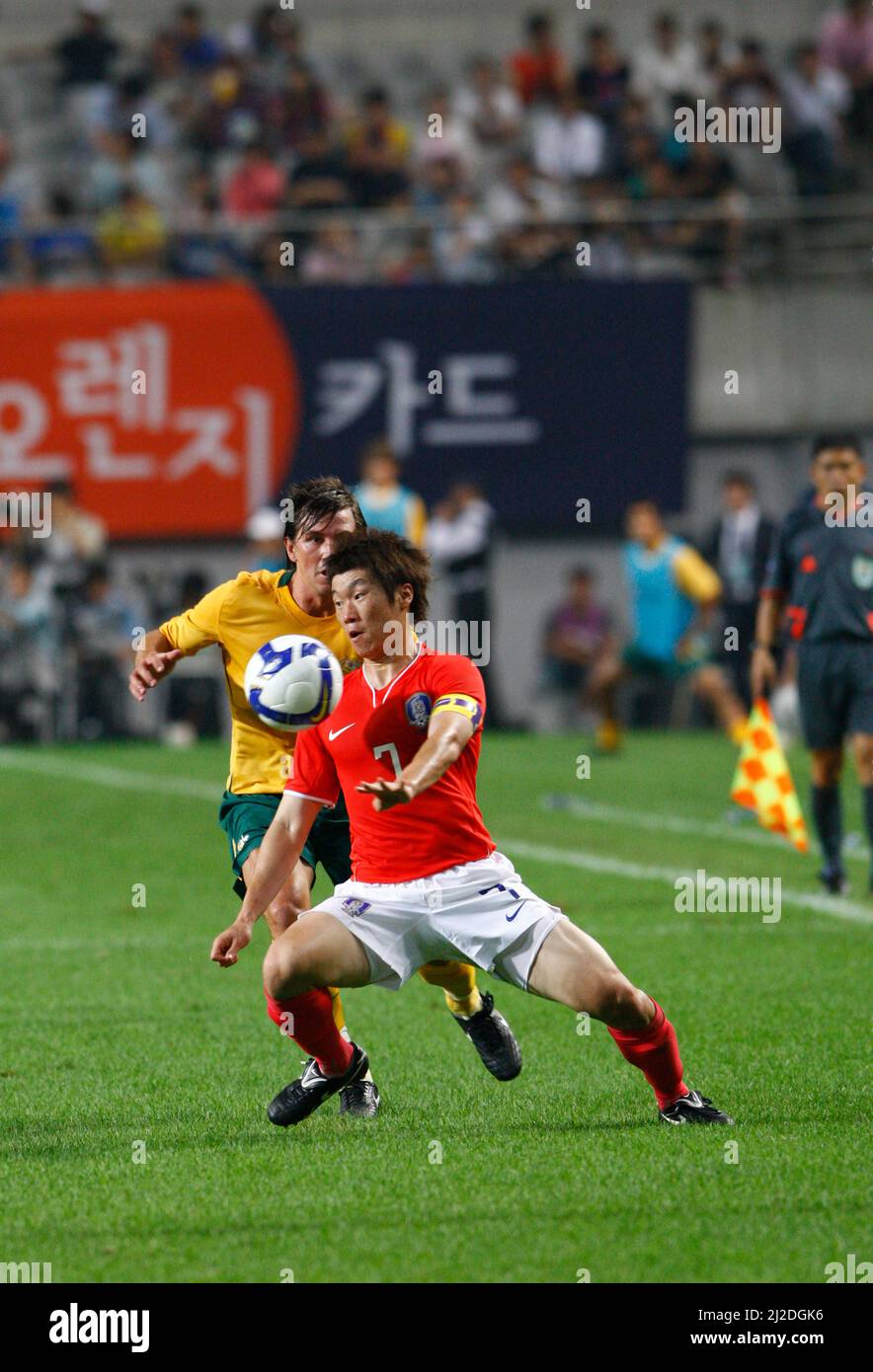 Settembre 5, 2009-Seoul, Corea del Sud-Shane Stefanutto di Australia e Park Ji-Sung di Corea del Sud gareggiano per la palla durante la partita internazionale amichevole tra la Corea del Sud e gli Australian Socceroos al Seoul World Cup Stadium il 5 settembre 2009 a Seoul, Corea del Sud. Foto Stock