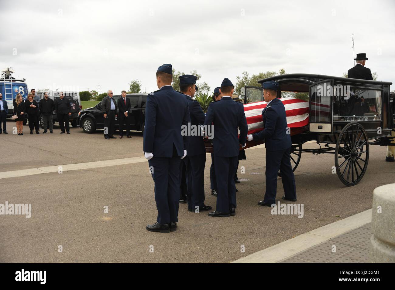 L'eroe americano si riposò. Il generale Brigadier Robert Cardenas, USAF, Ret, servizi di committale si sono tenuti presso il cimitero nazionale di Miramar, San Diego, California, il 31 marzo 2022. General Cardenas volò la B-29 che portò Chuck Yeager aloft alla sua velocità di suono record di rottura di volo. Dopo aver evadito la cattura durante la seconda guerra mondiale, Cardenas tornò negli stati Uniti per il test di volo catturato aereo tedesco. Dopo la guerra, è stato il pilota di prova principale sulla YB-49, l'ala volante originale. Le sue medaglie includono la Croce volante distinta, la Medaglia di Servizio distinta e il cuore viola. Foto Stock