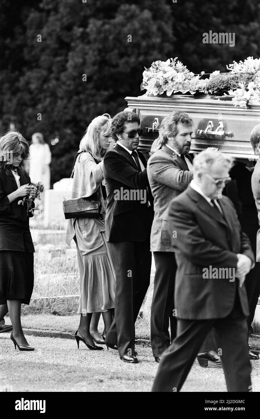 Tom Jones partecipa ai funerali del suo manager Gordon Mills a Hersham, Surrey. 5th agosto 1986. Foto Stock