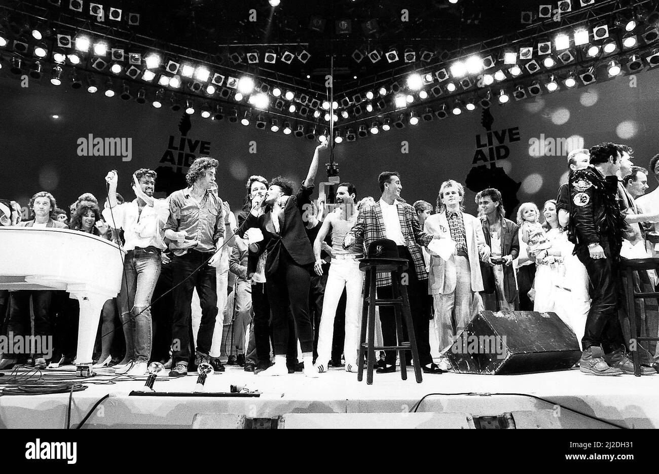 Concerto di aiuto in aiuto della campagna Feed the World per i milioni di persone che muoiono di fame in Africa, Dove le star della musica hanno eseguito molte canzoni per carità nella foto è il finale dello spettacolo con George Michael Bob Geldof Bono Freddie Mercury Andrew Ridgley e Howard Jones il concerto si è svolto al Wembley Stadium Freddie Mercury 1980s Foto Stock