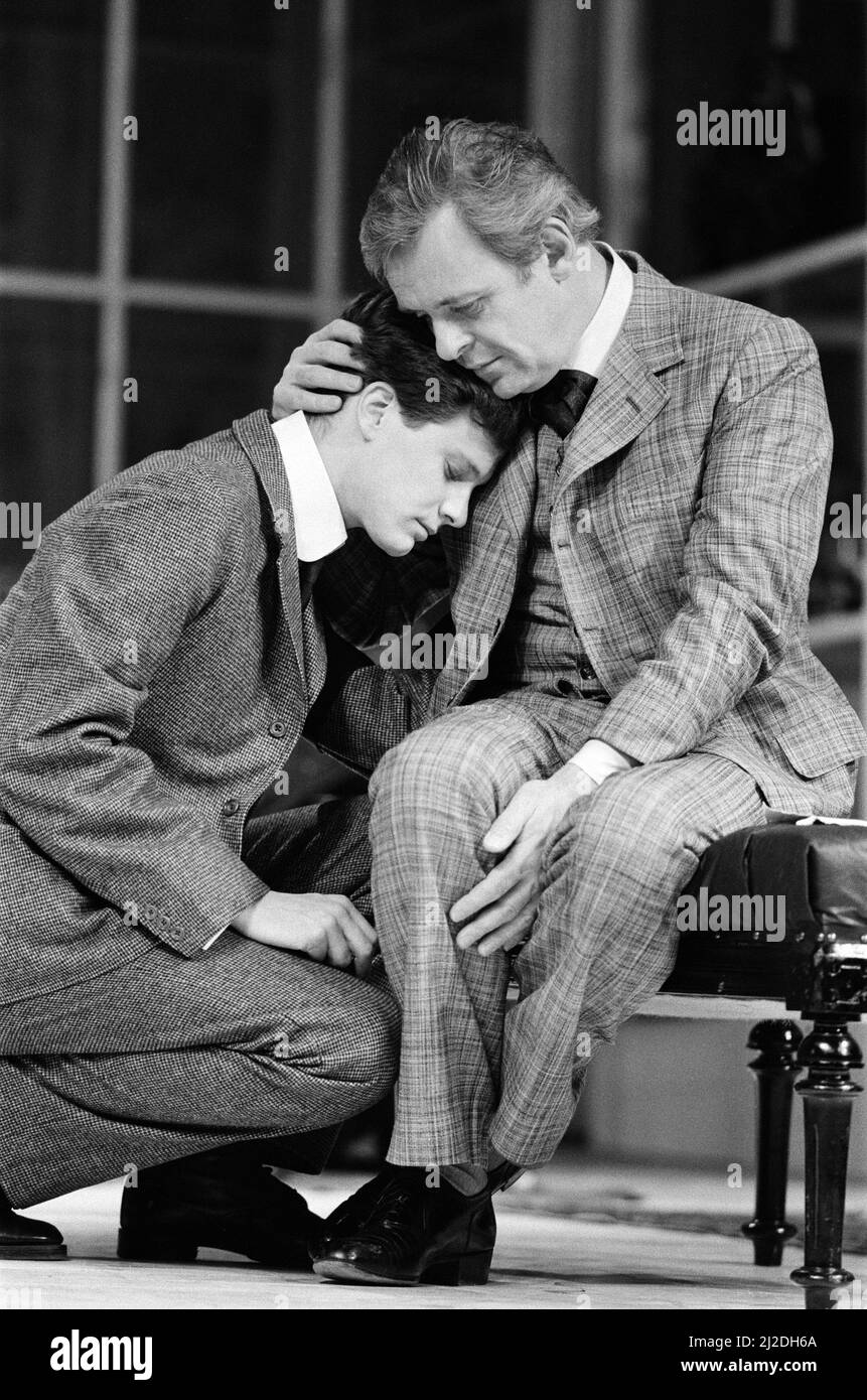 Attori Sir Anthony Hopkins e Colin Firth in una scena del gioco di Arthur Schnitzler The Lonely Road. The Old Vic a Londra. 5th febbraio 1985. Foto Stock