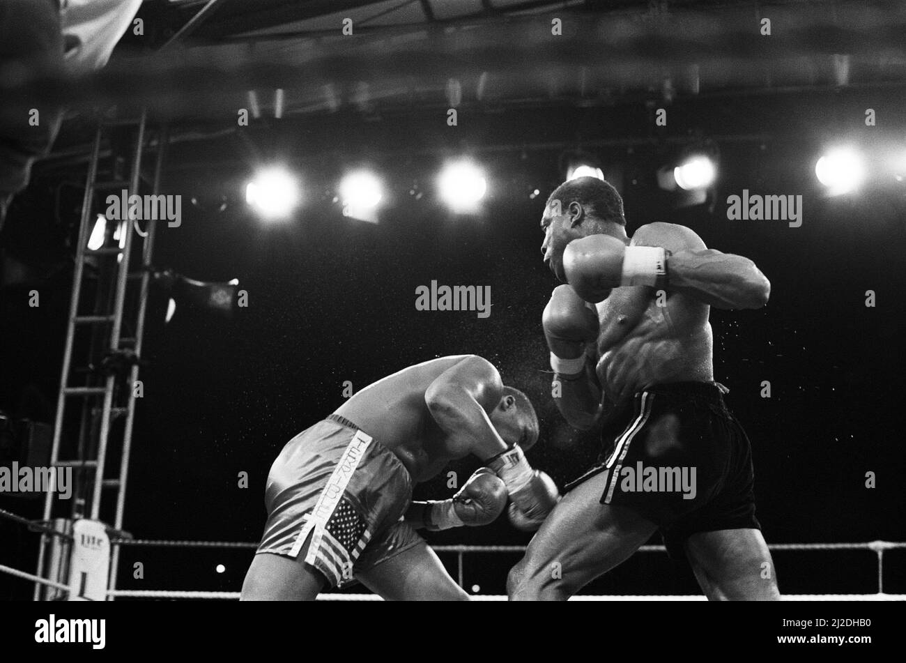 Tim Witherspoon vs. Frank Bruno al Wembley Stadium. Questa fu la prima difesa di Witherspoon del suo titolo in cui difese con successo con un TKO tardivo nel round 11.(Picture) Witherspoon e Bruno trade punches. 19th luglio 1986 Foto Stock