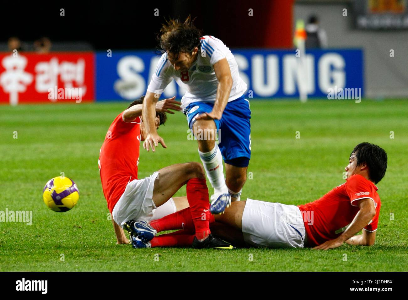 12 agosto 2009-Seoul, Corea del Sud-Edgar Barretto(c), Paraguay, e due giocatori coreani gareggiano per la palla durante la partita internazionale amichevole tra Corea del Sud e Paraguay allo stadio Seoul Worldcup il 12 agosto 2009 a Seoul, Corea del Sud. Foto Stock