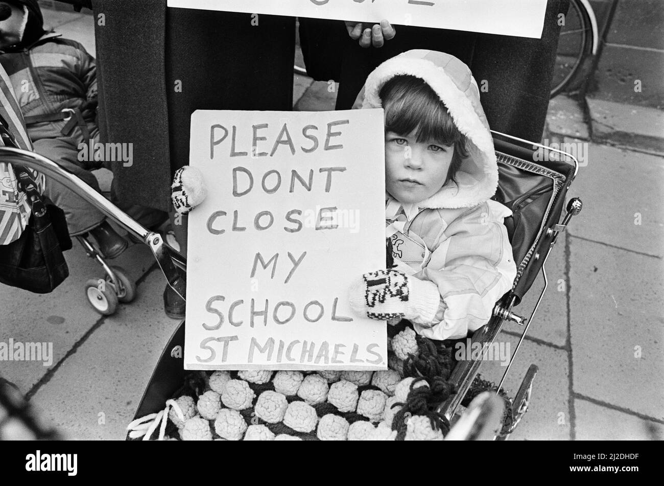 Gli alunni e gli insegnanti protestano contro la chiusura delle scuole al di fuori della Council House, Coventry, venerdì 22nd febbraio 1985. Foto Stock