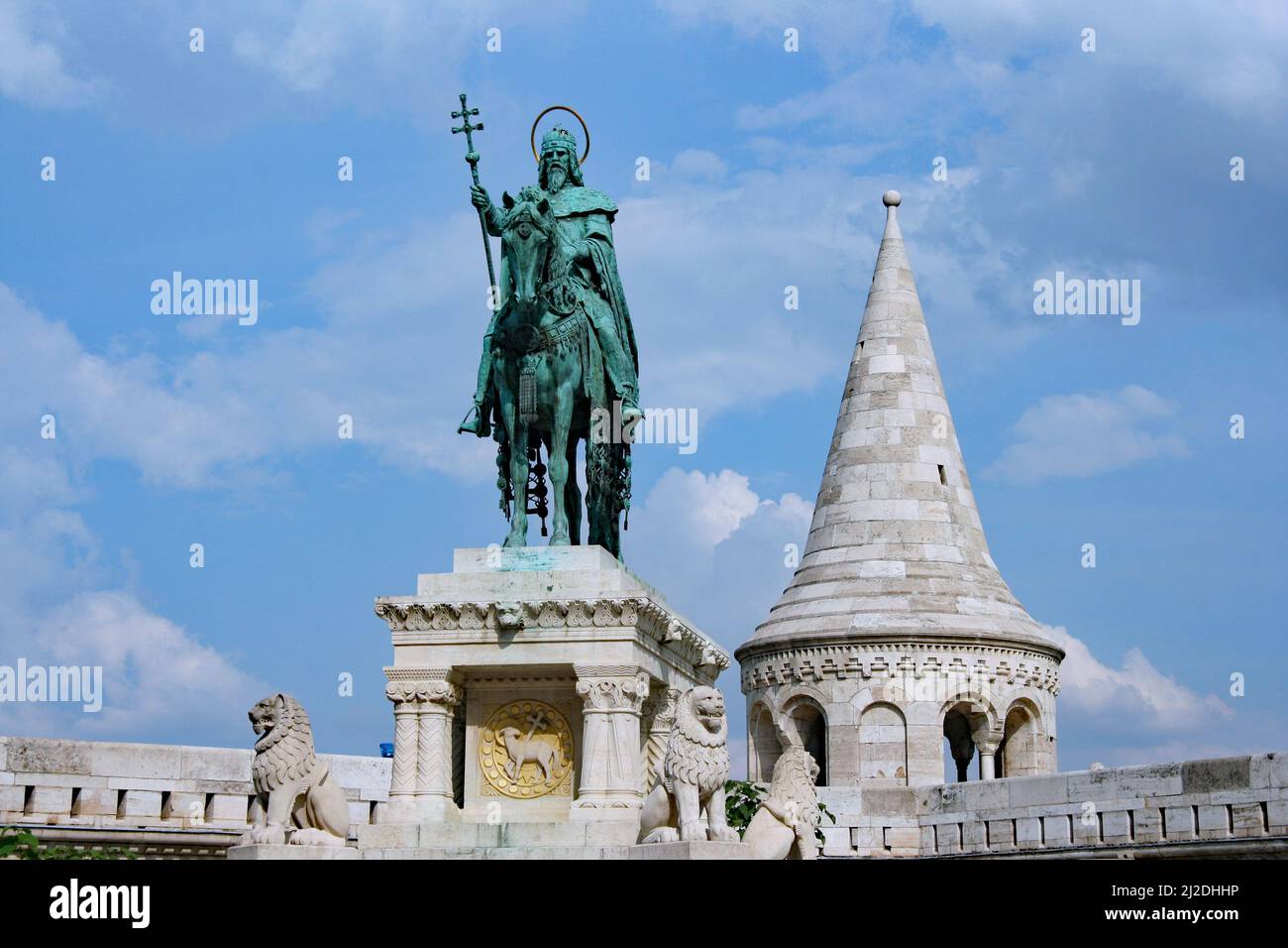 Statua di Santo Re Stefano, eroe nazionale ungherese, presso il Bastione dei pescatori sulla collina del Castello Foto Stock