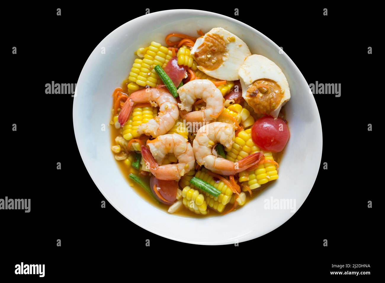 Vista dall'alto del granoturco piccante e della insalata di uova salate Foto Stock