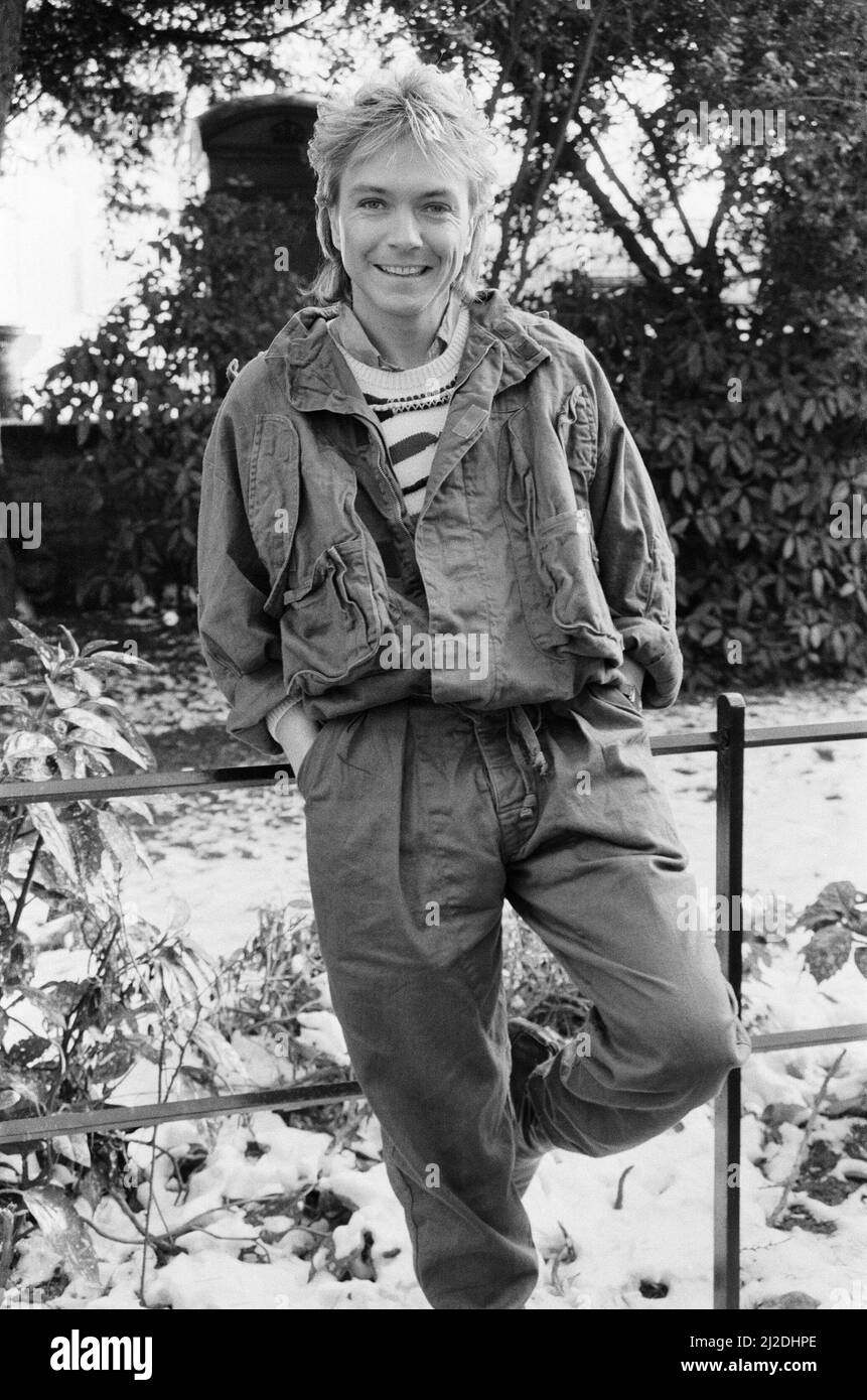 David Cassidy, cantante, attore e musicista, nel 1985. Nella foto di Clapham Common, Londra, in una pausa cinematografica per il suo ultimo singolo. David Bruce Cassidy è ampiamente noto per il suo ruolo di Keith Partridge nella sitcom musicale del 1970s The Partridge Family, che ha portato a diventare uno dei più celebrati idoli teen e cantanti pop della cultura pop del 1970s. In seguito ha avuto una carriera sia nella recitazione che nella musica. Foto scattata il 13th febbraio 1985 Foto Stock