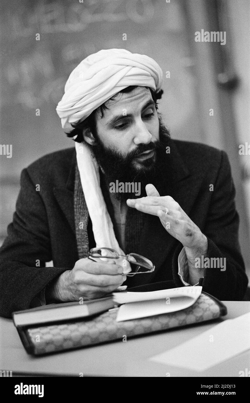 La foto mostra Yusuf Islam parlando alla Reading University il 11th novembre 1985. Il Corano scritto non la lavagna, è visibile sullo sfondo. Yusuf Islam (Steven Demeter Georgiou, 21 luglio 1948), comunemente noto con il suo nome di palcoscenico Cat Stevens, è un cantautore britannico, multi-strumentista, umanitario e filantropo dell'istruzione. Il suo album di debutto del 1967 ha raggiunto i primi 10 del Regno Unito, e la canzone del titolo dell'album 'Matthew and Son' è stata scritta al numero 2 sulla UK Singles Chart. I suoi album Tea for the Tillerman (1970) e Teaser and the Firecat (1971) sono entrambi certificati tr Foto Stock