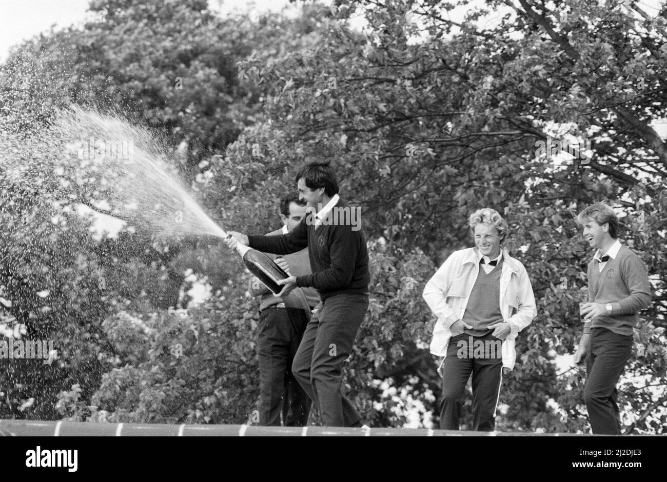 Il torneo di Ryder Cup che si è tenuto dal 13th al 15th settembre 1985 al Brabazon Course of the Belfry di Wishaw, Warwickshire.Team Europe ha vinto la competizione da 16,5 a 11,5 punti, segnando la loro prima vittoria nel torneo e ponendo fine a 28 anni di dominio americano. Seve Ballesteros spruzza lo champagne durante le celebrazioni europee unite da Sam torrance, Bernhard Langer e Paul Way. 15th settembre 1985. Foto Stock