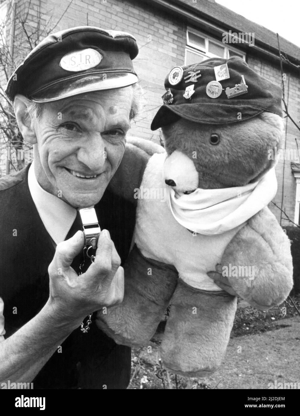 Eddie Dyke, sessantacinque anni, di Sunderland che è presidente della South Tynedale Railway Society ad Alston con il suo teddy, Fred tutto ambientato per il viaggio di andata e ritorno di 30 minuti tra Alston e Gilerdale perché il suo Teddy Day il 13th aprile 1986 Foto Stock
