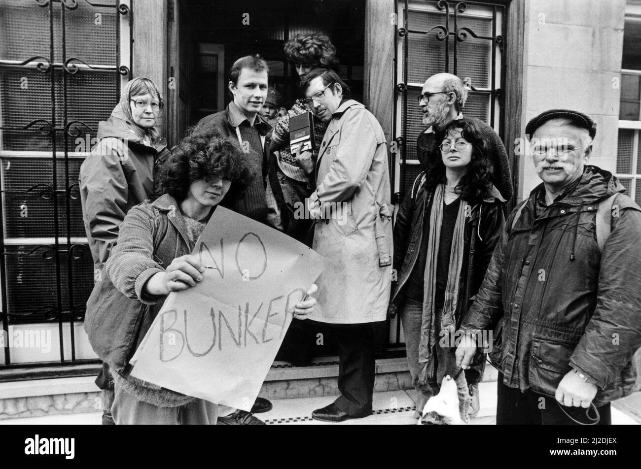 I manifestanti di Carmarthen Nuclear Bunker arrivano alla riunione del Consiglio distrettuale di Carmarthen a Llandysul. Helen Hobson ha un poster di protesta. Gennaio 1986. Foto Stock