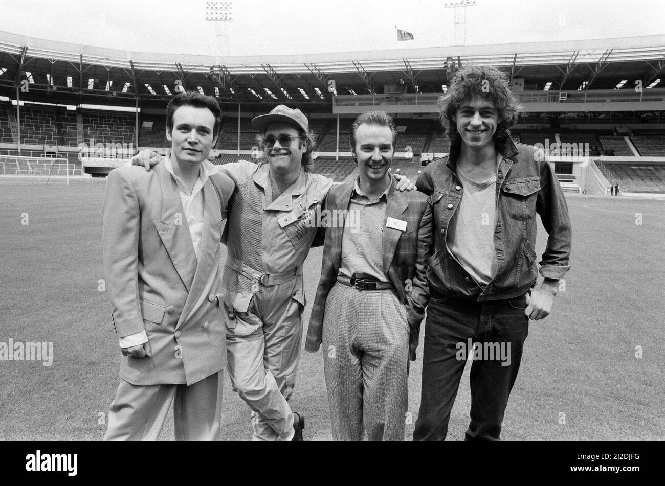 Bob Geldof per la Band Aid Trust annuncia l'impresa più ambiziosa nella storia della musica popolare. Sabato 13th luglio, due concerti di massive rock si terranno contemporaneamente su entrambi i lati dell'Atlantico, sotto il titolo di "Live Aid". Il Wembley Stadium di Londra e un luogo di ritrovo negli Stati Uniti saranno il luogo ideale per un incontro unico tra le stelle rock più importanti del mondo. Ognuno donerà i propri servizi gratuitamente e tutti i proventi beneficeranno milioni di persone innocenti che muoiono in Africa . Nella foto, da sinistra a destra, Adam ANT, Elton John, Midge Ure e Bob Geldof. 10th giugno 1985. Foto Stock