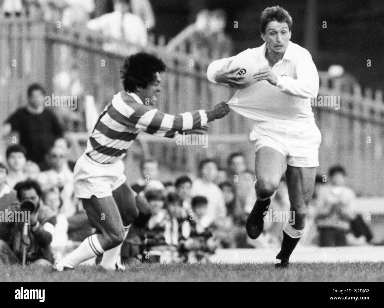 Inghilterra e Giappone. L'Inghilterra soffriva di shock a metà tempo nella partita contro il Giappone quando entrarono nella pausa 12 - 6 giù. Ma l'Inghilterra si è tirata insieme durante il secondo tempo e ha concluso in su 39 - 12 vincitori. La nostra immagine mostra: Rory Underwood sulla sua strada per segnare una prova per l'Inghilterra. 11th ottobre 1986 Foto Stock