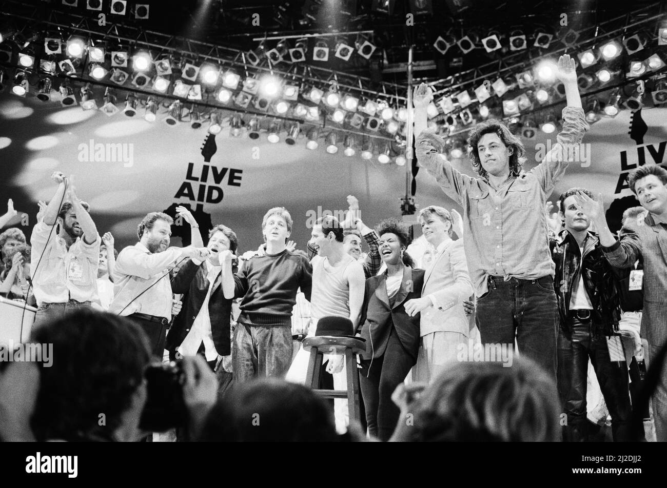 Live Aid due sedi beneficenza concerto tenuto il 13th luglio 1985 al Wembley Stadium di Londra, Inghilterra, e John F. Kennedy Stadium di Philadelphia, Pennsylvania, Stati Uniti. I concerti sono stati organizzati in seguito al singolo Band Aid "so Know its Christmas?" Raccogliere fondi per le vittime della carestia in Etiopia. La foto mostra gli artisti sul palco per il gran finale del concerto a Wembley. Foto Stock