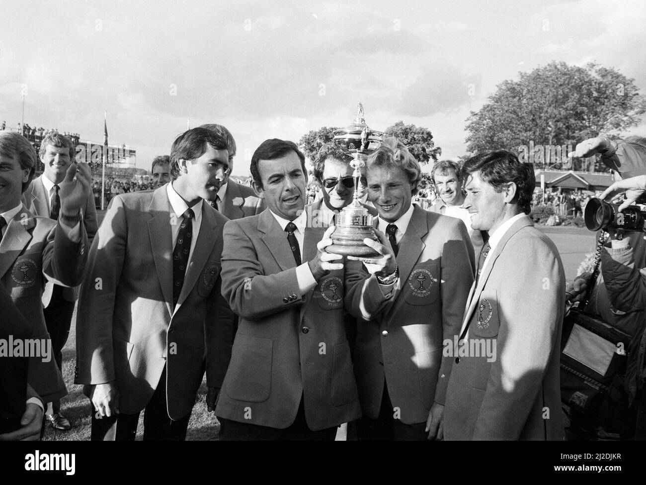 Il torneo di Ryder Cup che si è tenuto dal 13th al 15th settembre 1985 al Brabazon Course of the Belfry di Wishaw, Warwickshire.Team Europe ha vinto la competizione da 16,5 a 11,5 punti, segnando la loro prima vittoria nel torneo. Il capitano Tony Jacklin che detiene il trofeo come compagni di squadra tra cui Seve Ballesteros, Bernhard Langer e Manuel Pinero guardare sopra. 15th settembre 1985. Foto Stock