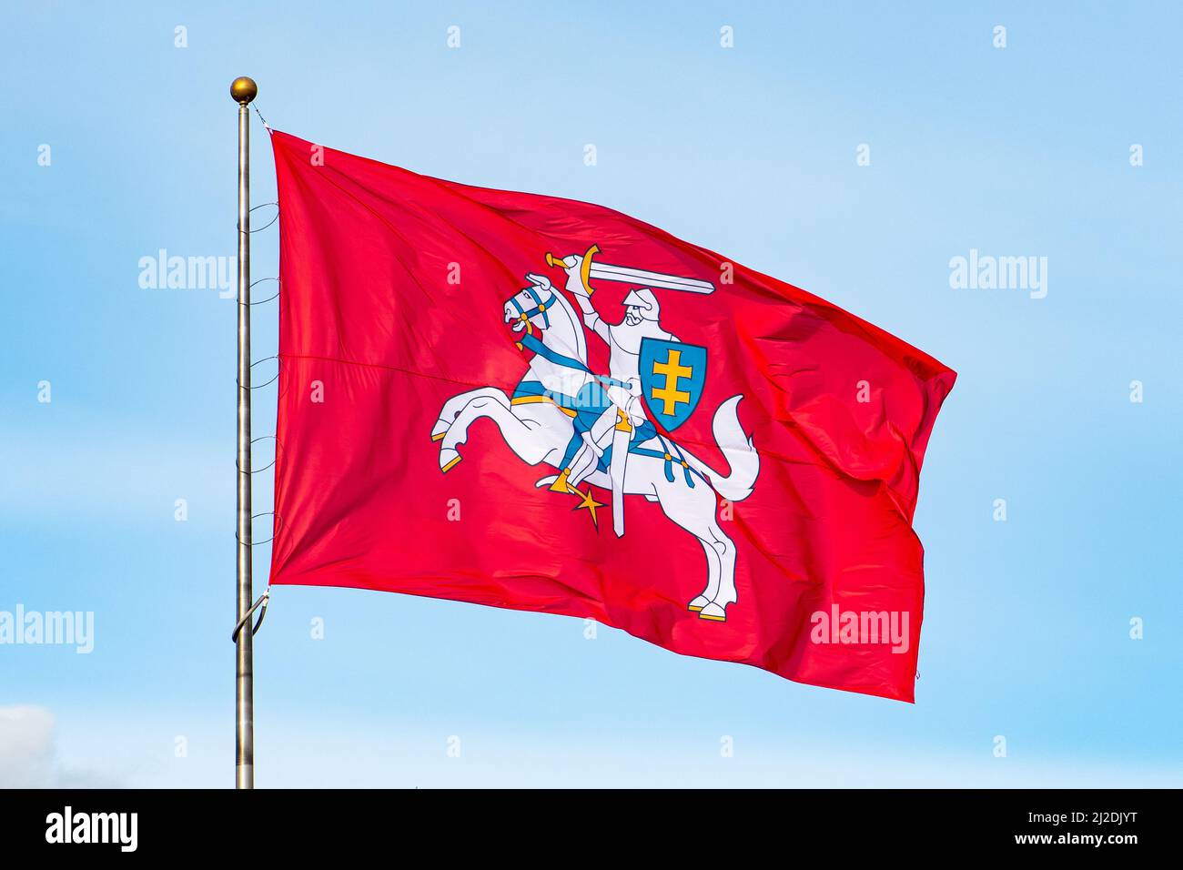 Storico lituano bandiera, stemma di Lituania, costituito da un cavaliere rivestito di armatura a cavallo con una spada e scudo, Vytis Foto Stock