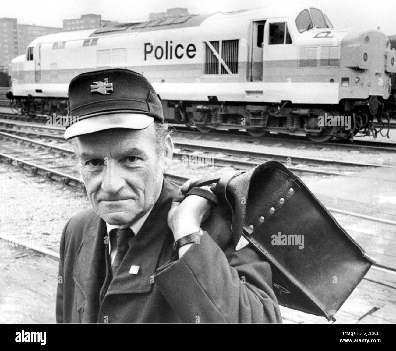Il driver della ferrovia britannica Peter Higgins con il 'treno della polizia' il 26th luglio 1985 che è stato usato in un commercio televisivo Foto Stock