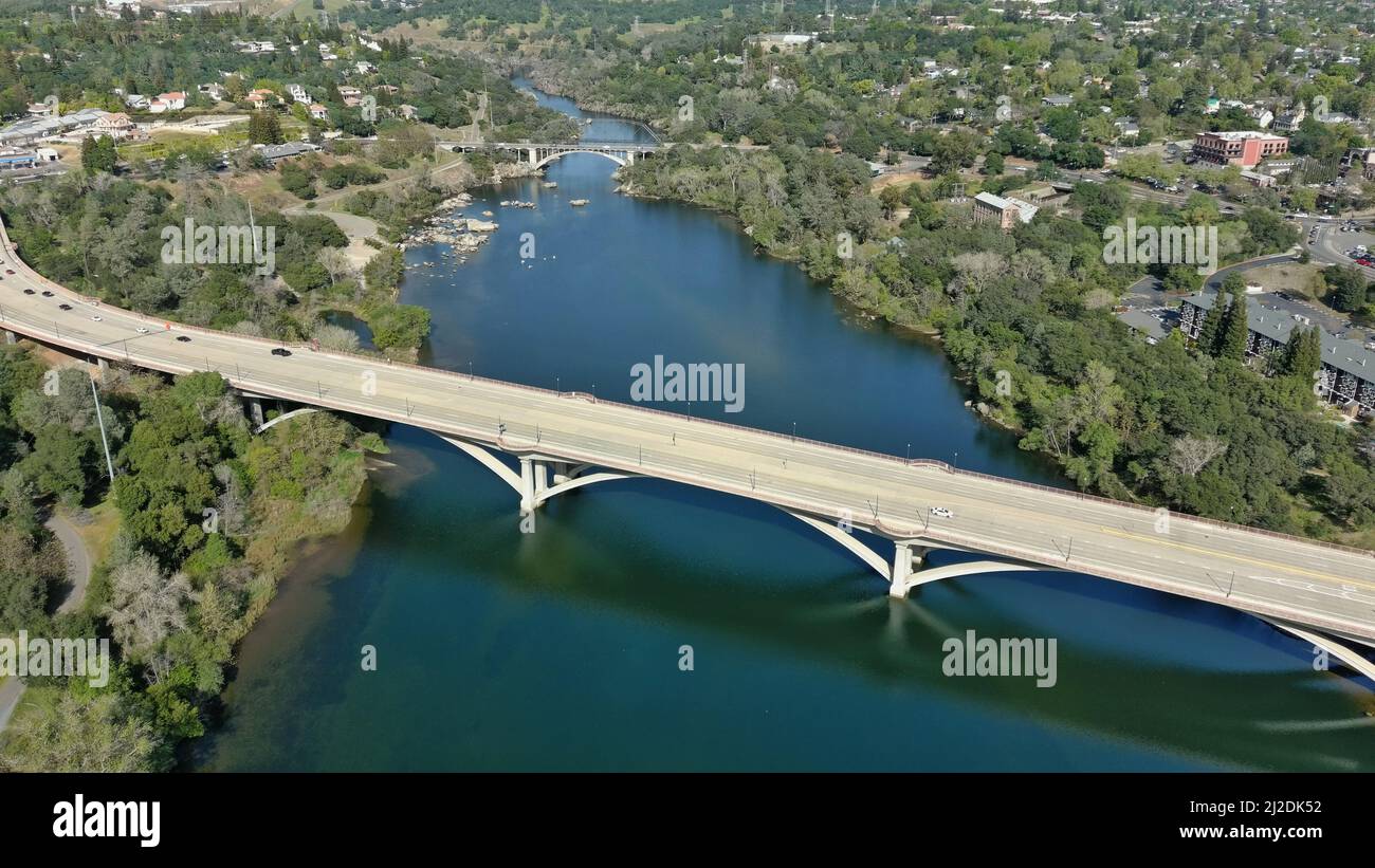 Vista sul fiume americano con ponti a Folsom, California Foto Stock