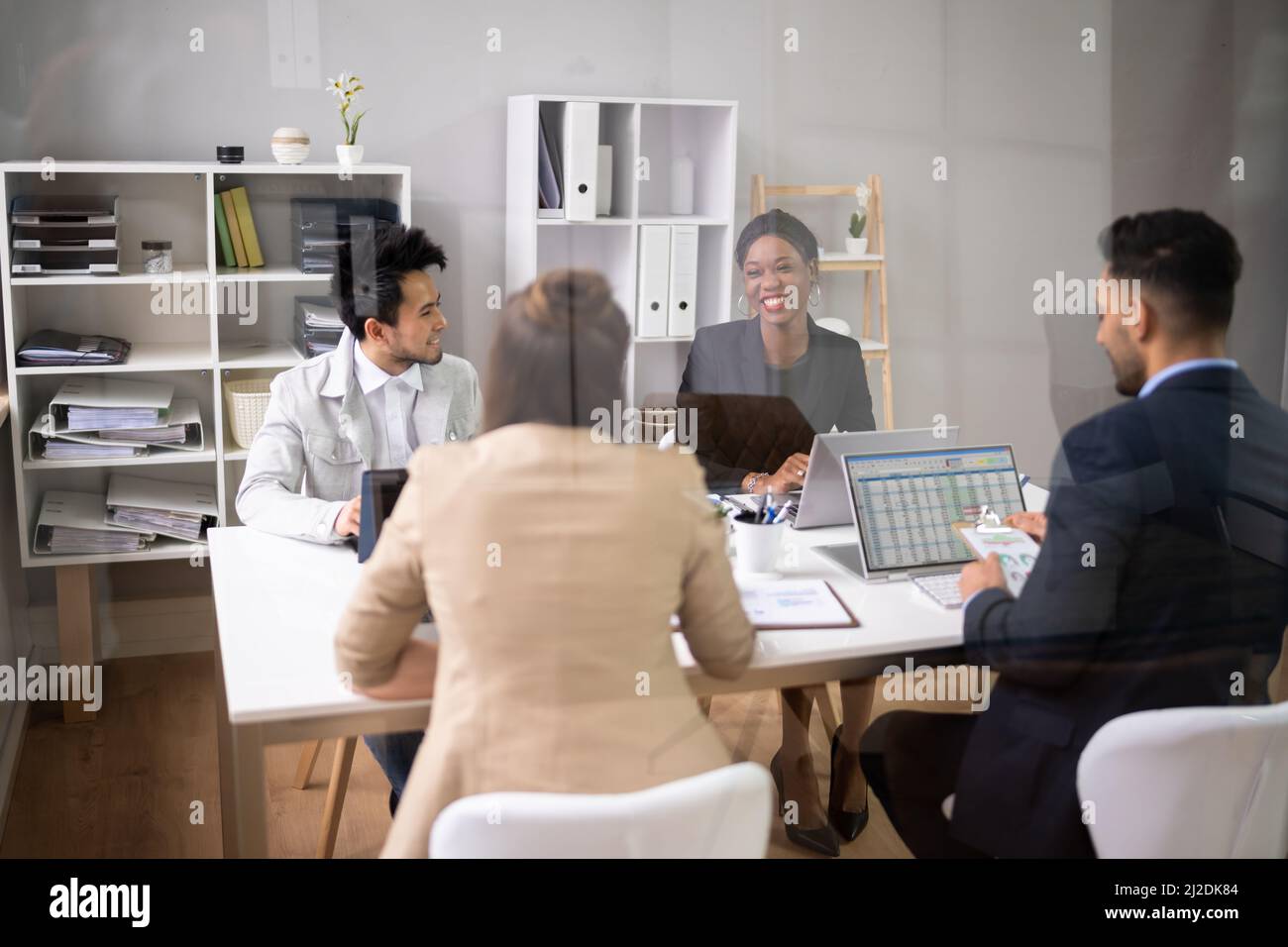 Diverse discussioni tra persone aziendali in ufficio. Riunione di gruppo Foto Stock