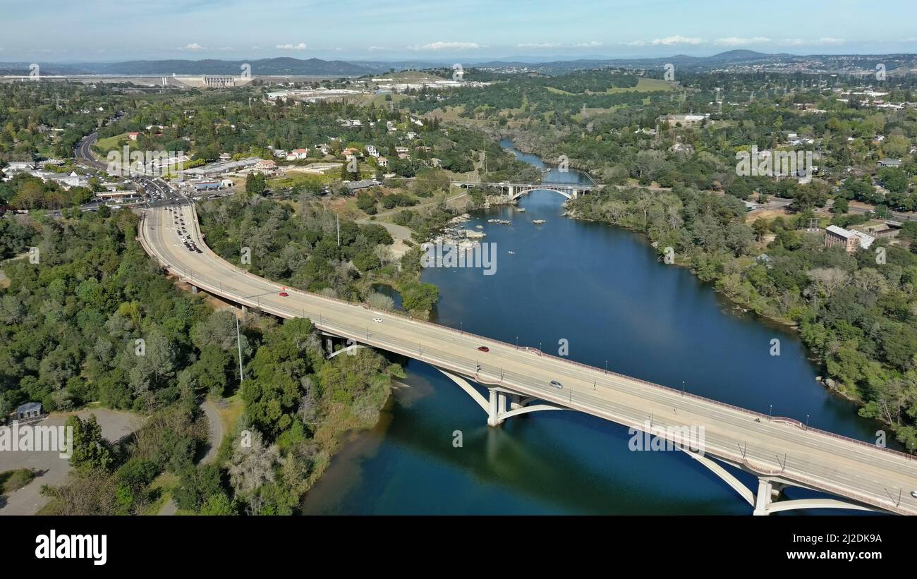 Vista sul fiume americano con ponti a Folsom, California Foto Stock