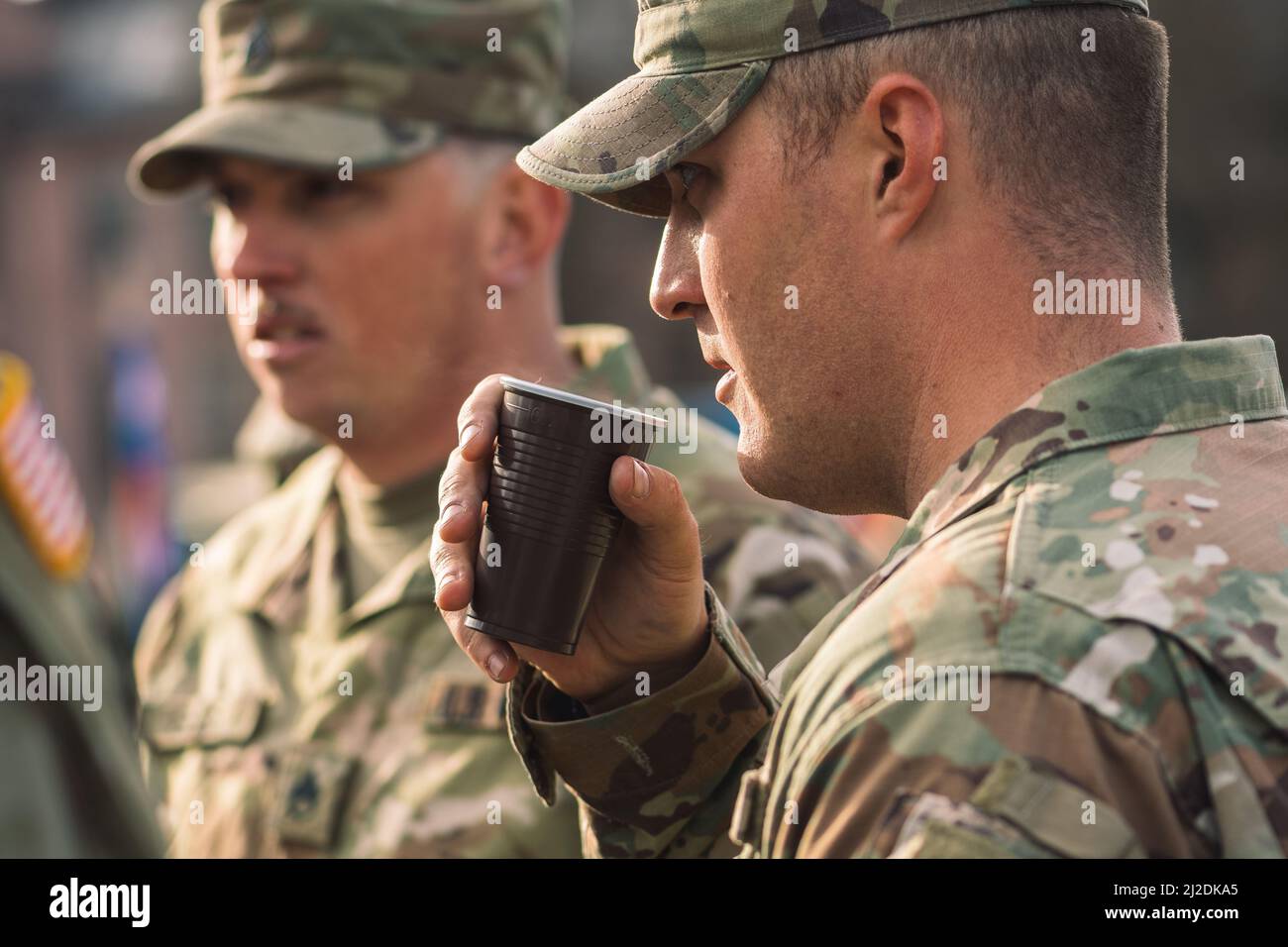 Soldati del corpo dei Marine degli Stati Uniti che bevono caffè durante una pausa, truppe dell'esercito degli Stati Uniti o degli Stati Uniti pronte per le esercitazioni o la guerra in città Foto Stock