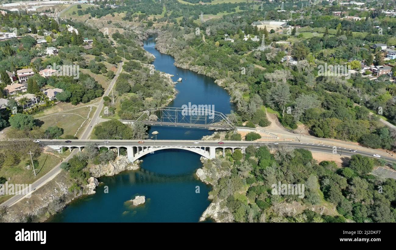 Vista sul fiume americano con ponti a Folsom, California Foto Stock