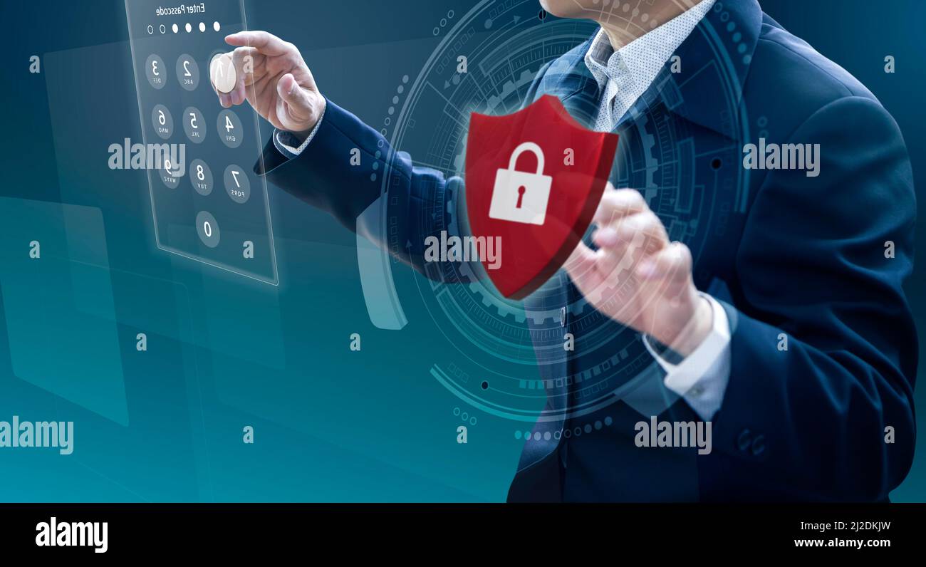 Uomo d'affari che inserisce il codice d'accesso mentre l'altra mano che tiene lo schermo metallico rosso virtuale con il lucchetto nel concetto di sicurezza di sistema e di protezione dei dati. Foto Stock