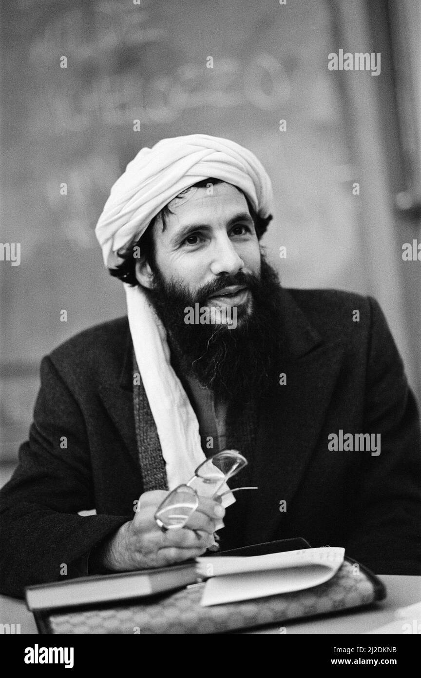 La foto mostra Yusuf Islam parlando alla Reading University il 11th novembre 1985. Il Corano scritto non la lavagna, è visibile sullo sfondo. Yusuf Islam (Steven Demeter Georgiou, 21 luglio 1948), comunemente noto con il suo nome di palcoscenico Cat Stevens, è un cantautore britannico, multi-strumentista, umanitario e filantropo dell'istruzione. Il suo album di debutto del 1967 ha raggiunto i primi 10 del Regno Unito, e la canzone del titolo dell'album 'Matthew and Son' è stata scritta al numero 2 sulla UK Singles Chart. I suoi album Tea for the Tillerman (1970) e Teaser and the Firecat (1971) sono entrambi certificati tr Foto Stock