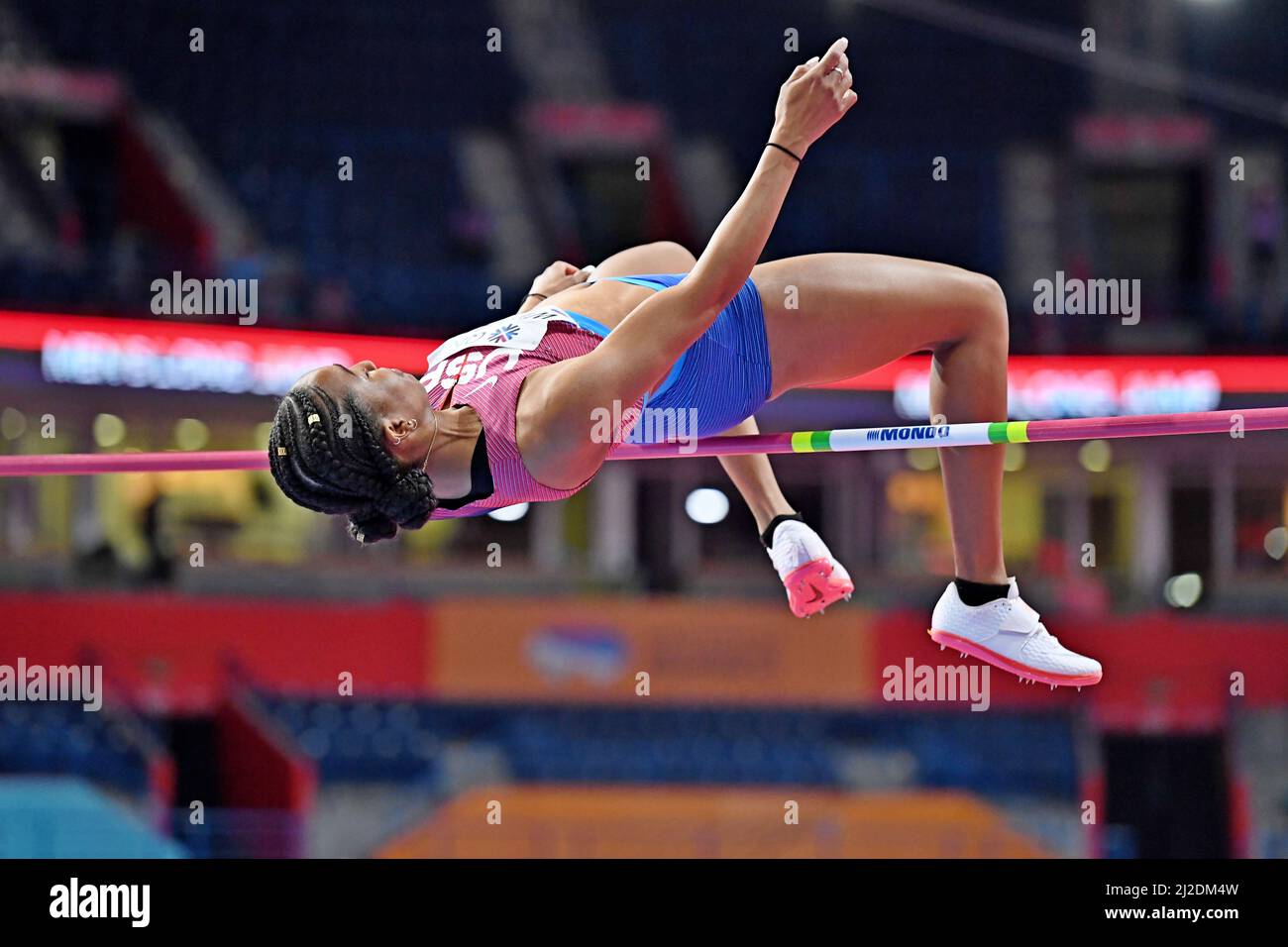 Kendell Williams (USA) dà il via a 5-10 3/4 (1,80m) nel salto al pentathlon durante i Campionati mondiali di atletica indoor, venerdì 18 marzo 2022, in Foto Stock