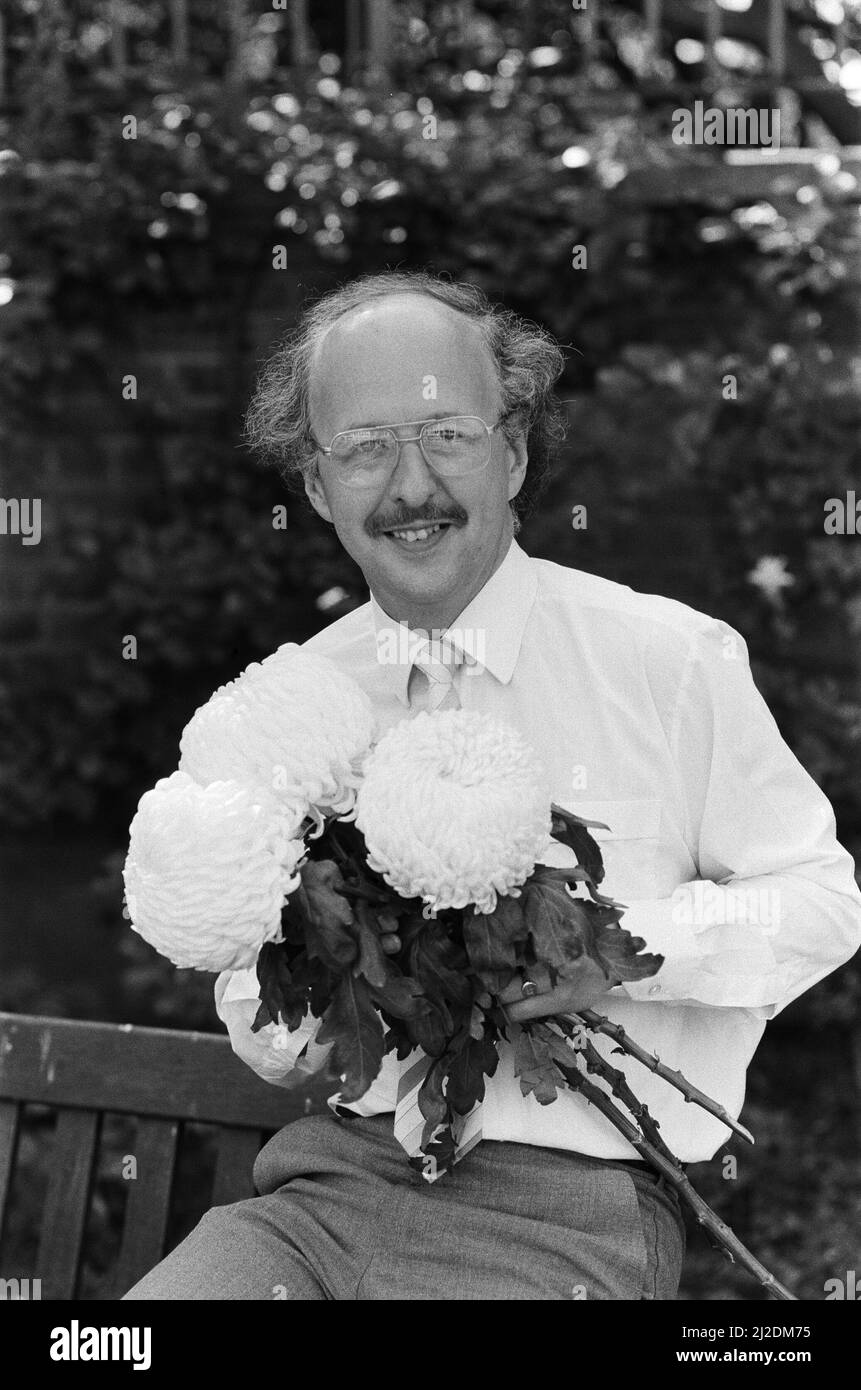 Michael Fish, BBC Weather man, raffigurato con un nuovo ceppo di Chrysanthemum Flower che è stato chiamato dopo di lui. Foto scattata il 11th settembre 1985 Foto Stock